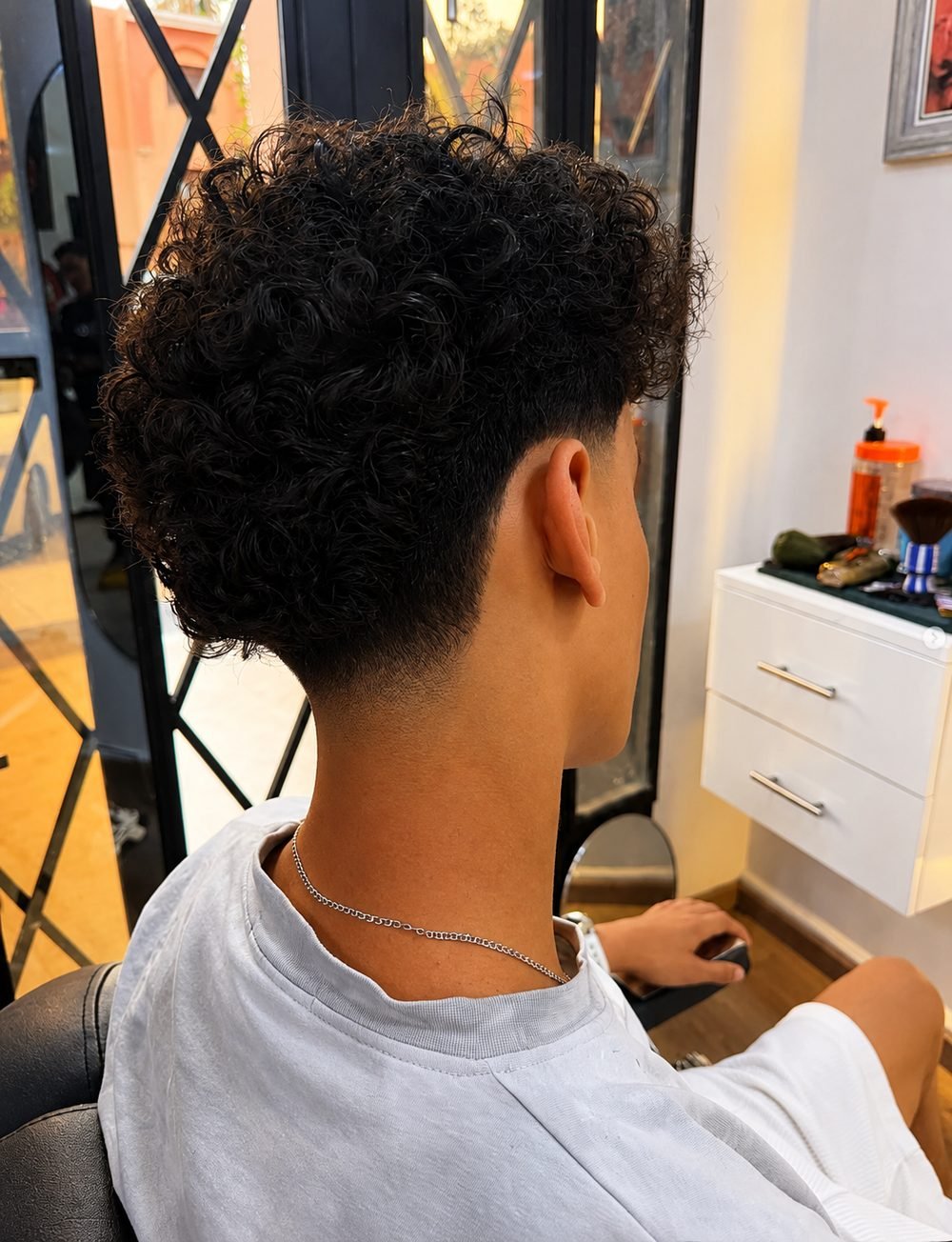 Coiffeur Bee Barber au travail à la tondeuse, coupe homme Marrakech